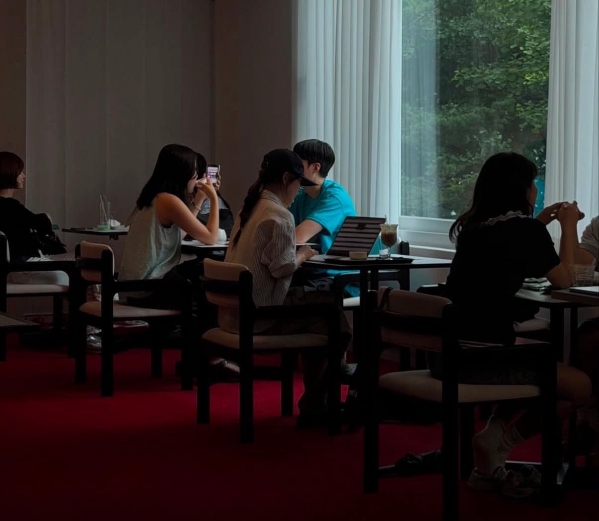 붉은 카펫 위 테이블에 앉은 사람들